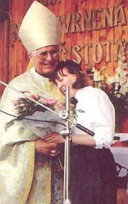 Otec biskup Hnilica s vizionkou Ivetkou 